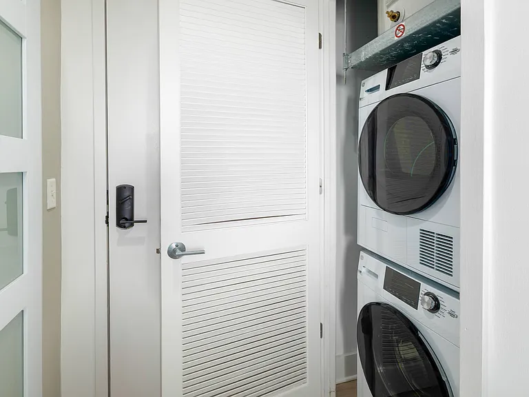 Washer and dryer at Leo