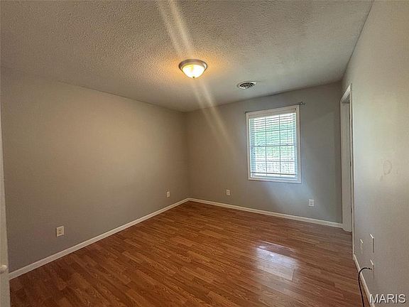5th image of 406 Riverside St