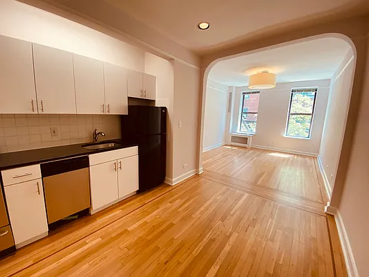Rented by Metropolis Real Estate of Manhattan | media 7