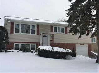 8836 Willow Rd, Hickory Hills, IL 60457