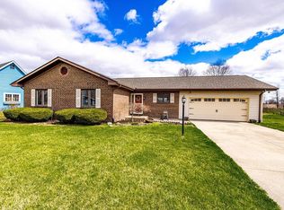 100 Fawn Ln, Blanchester, OH 45107