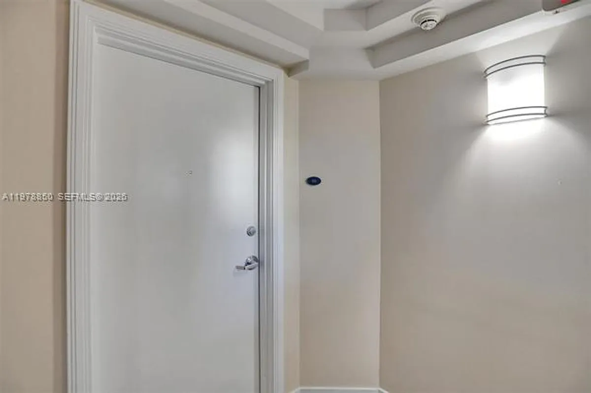 Building Photo - 6917 Collins Ave #915