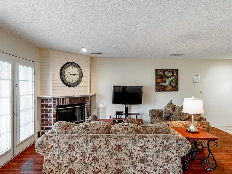 Villas of Hickory Hills — Photo 9