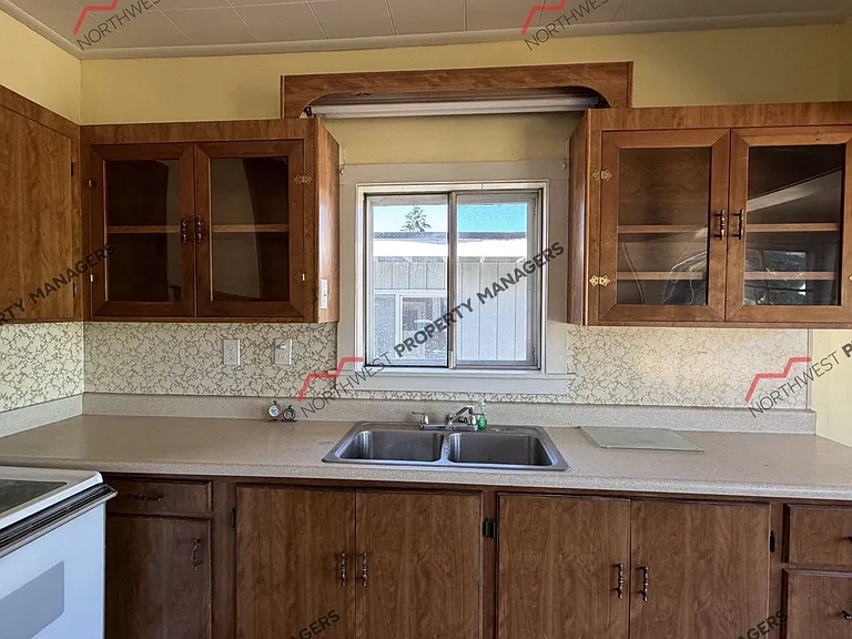 927 Marion St — Photo 8