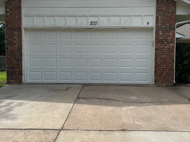 207 N Willow Dr — Photo 1
