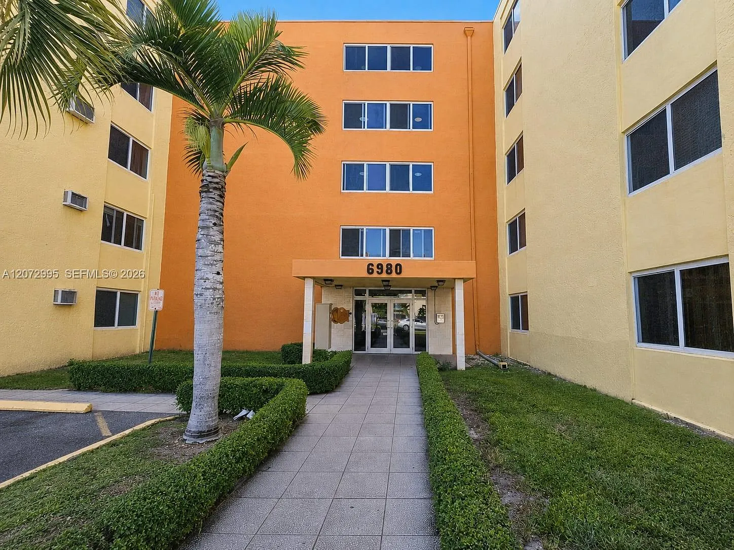 Coral Gate West Condo — Photo 1