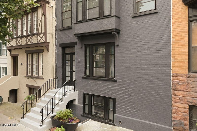 3rd image of 142 Chestnut Street