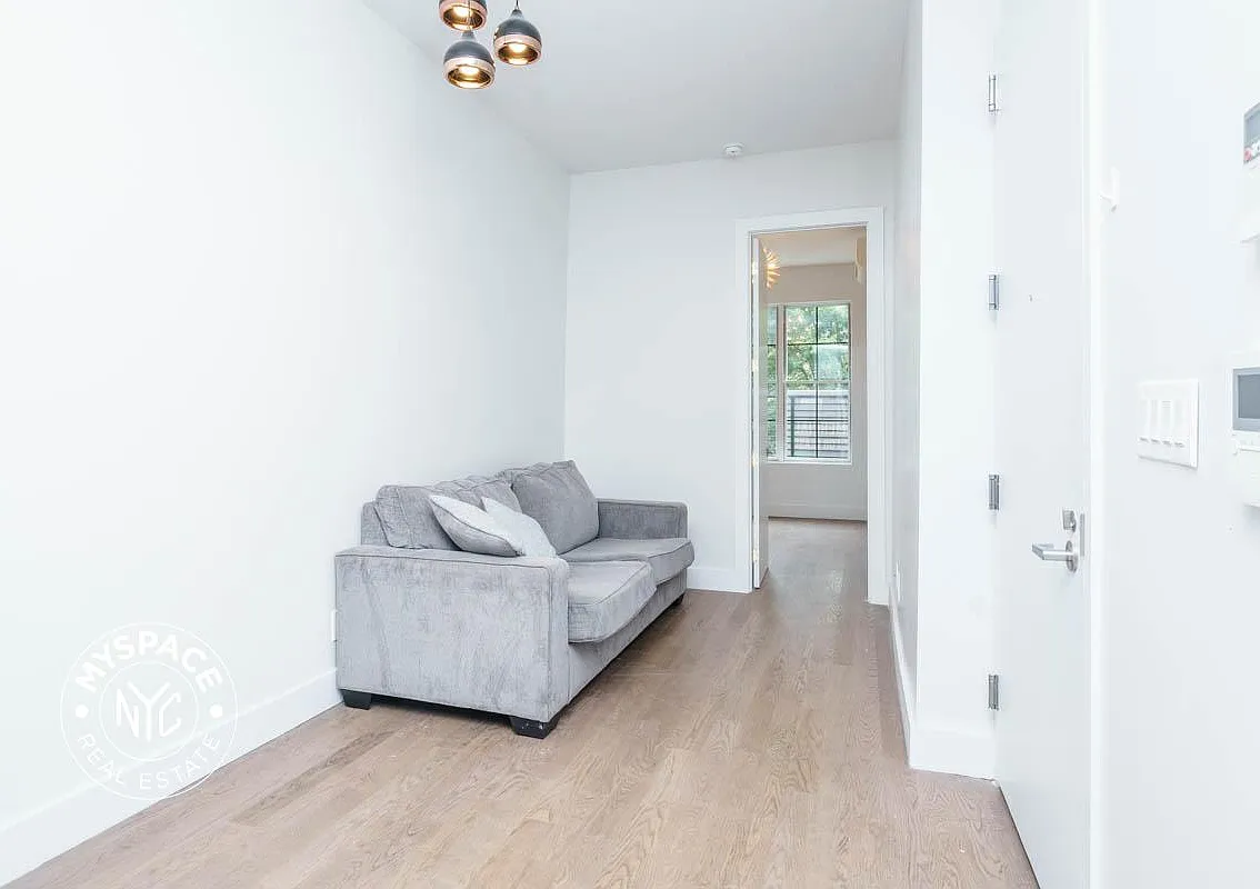 99 Varet Street — Photo 4