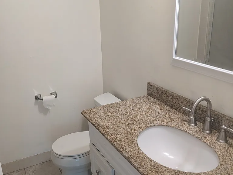 Bathroom (main bed)