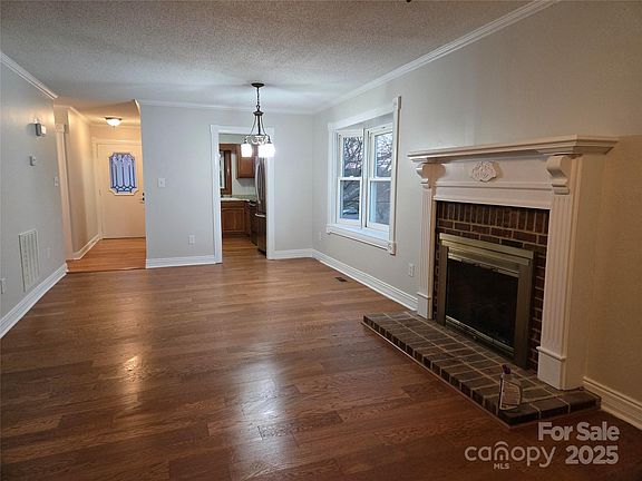 4th image of 446 Windsor Ln