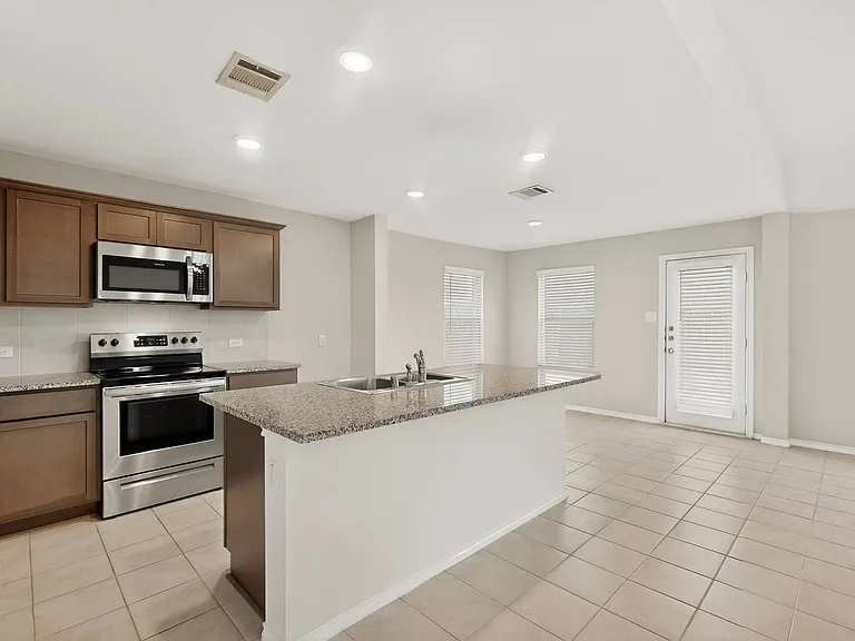 1901 Princeton Ave — Photo 14