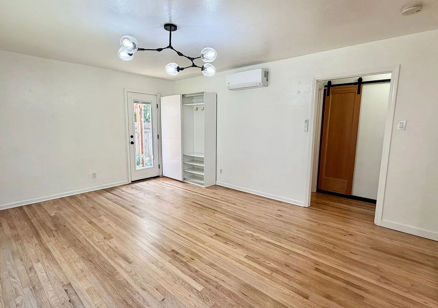 3bd/2ba Se Portland Gem Featuring Spacious Backyard & Updated Interiors — Photo 4
