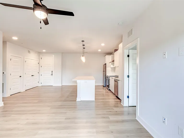 2500 Longview St #402 — Photo 6