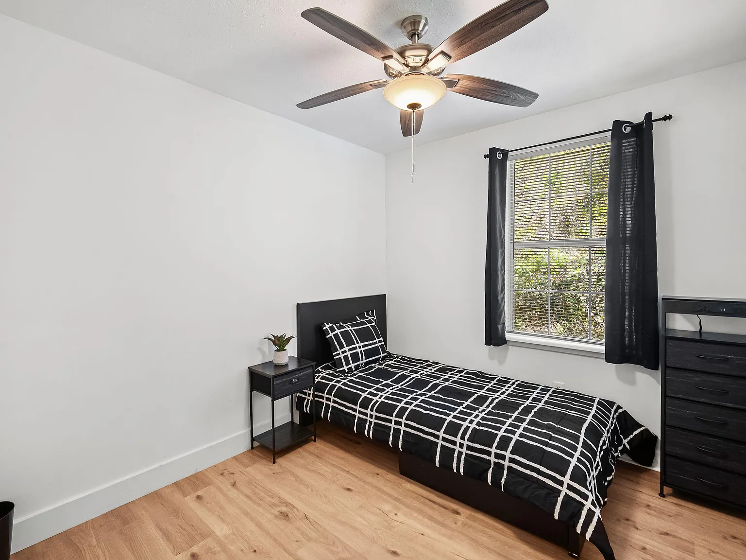 4 bed, 1.0 bath, 1200 sqft, $784 — Photo 1