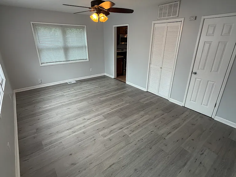 1726 Hosmer Ln — Photo 4