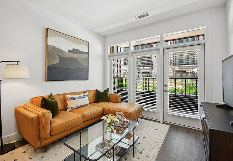 Link Apartments 4th Street — Photo 2