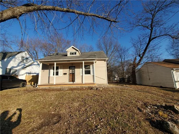 110 S 4th St, Clinton, MO 64735