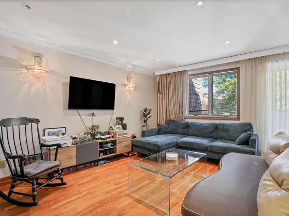 2514 Hubbard Street image 19 of 30