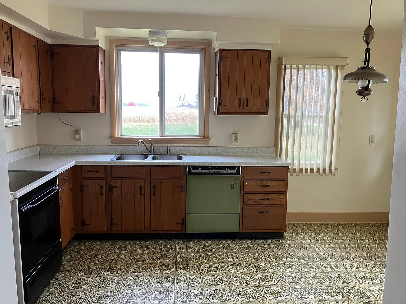 3 bed, 1.5 bath, 1600 sqft, $1,100 — Photo 3