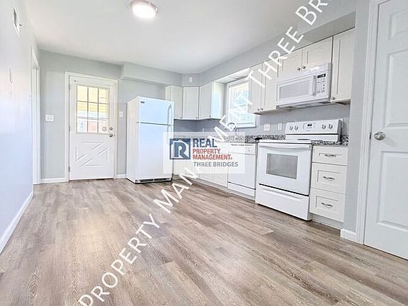 4th image of 3930 Belcroft Dr