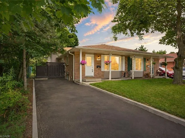 475 Kingscourt Dr #A, Waterloo, ON N2K 2X9