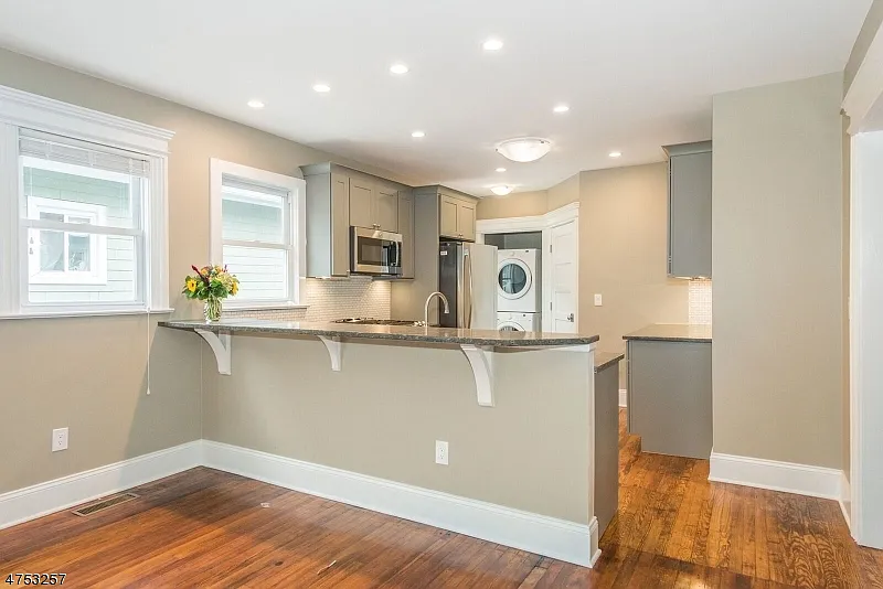 2 bed, 1.0 bath, $3,500 — Photo 2