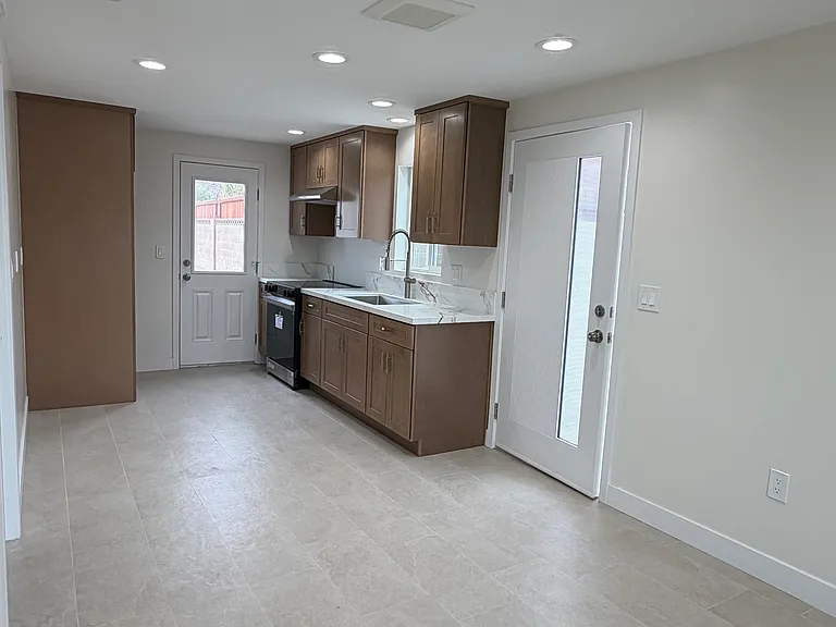 10433 Courson Dr — Photo 2