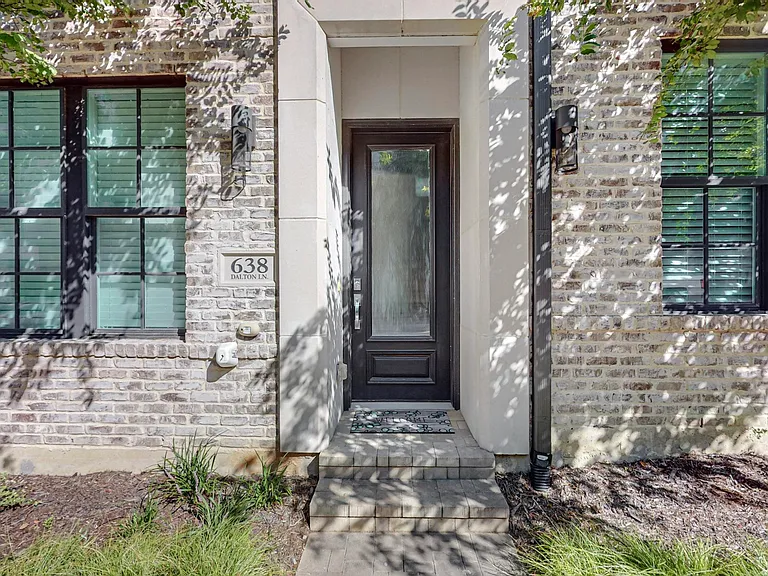 638 Dalton Ln #802 — Photo 2