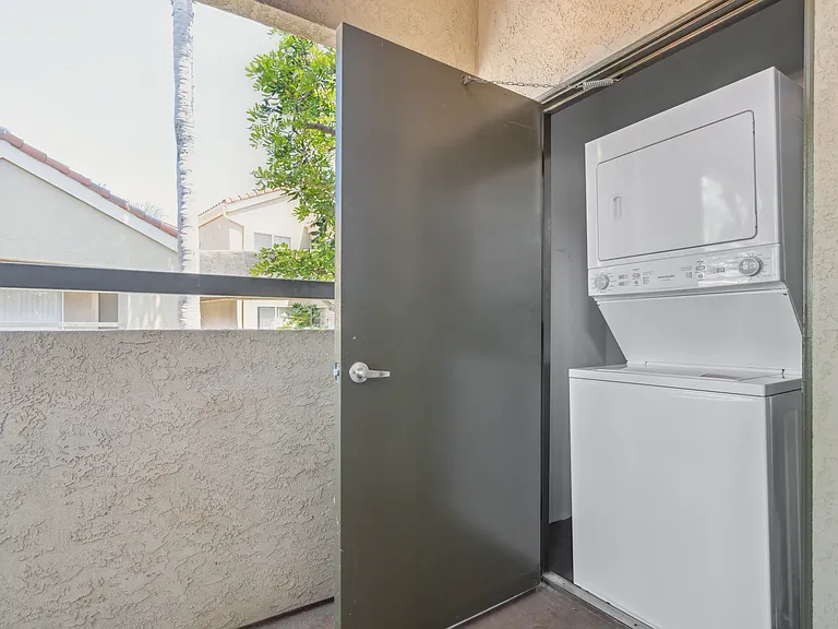 Newport Palms Apartments — Photo 15