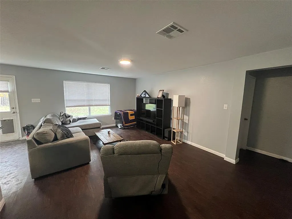 3 bed, 2.0 bath, 1704 sqft, $2,050 — Photo 3