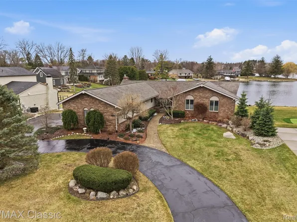 4871 Winewood Ln, Commerce Township, MI 48382