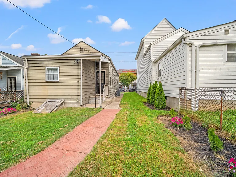 334 Walnut St — Photo 17