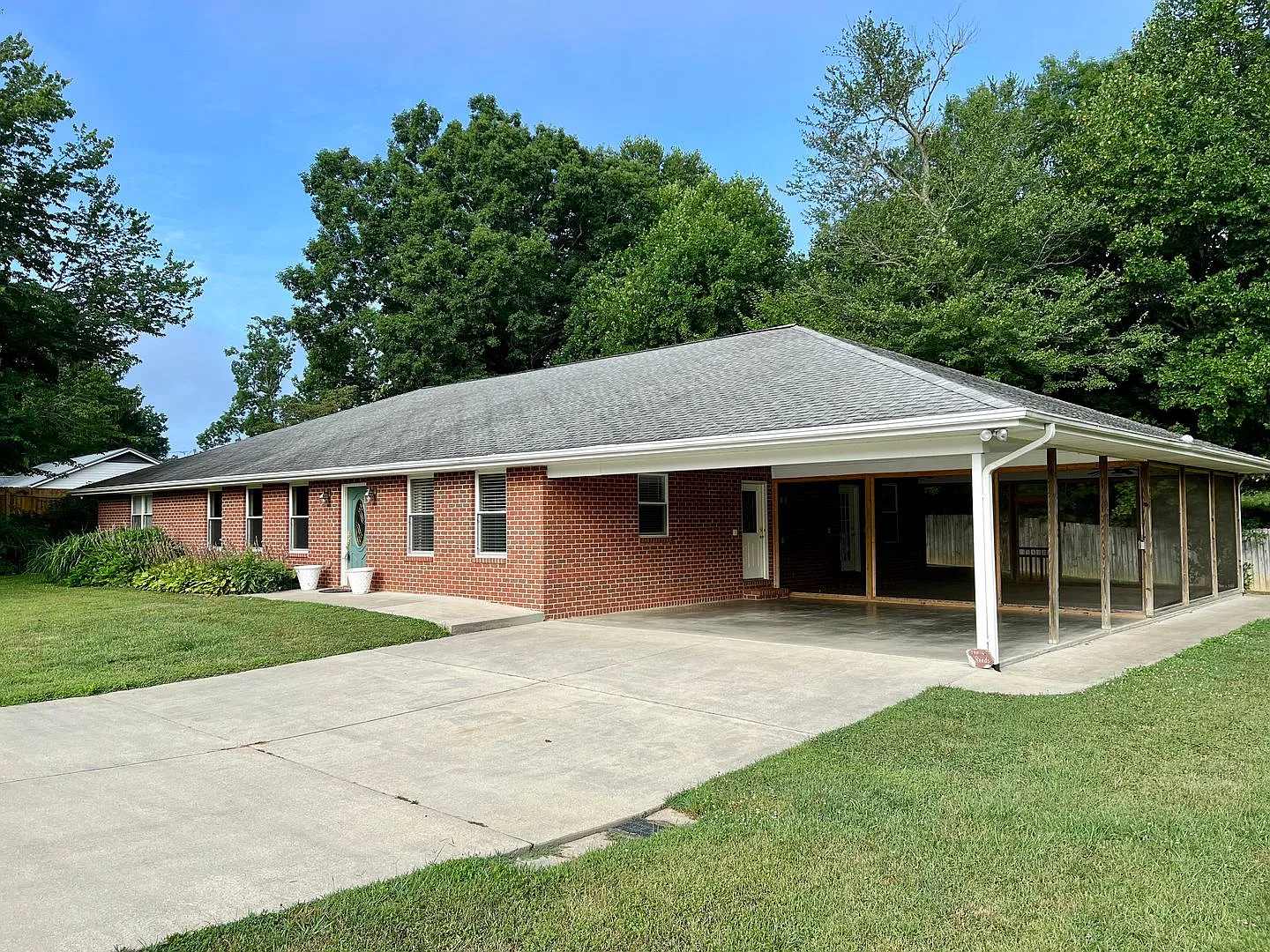 Spacious 4 bedroom house in the heart of Hendersonville! — Photo 1