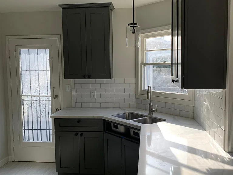 712 W Glenoaks Blvd — Photo 6