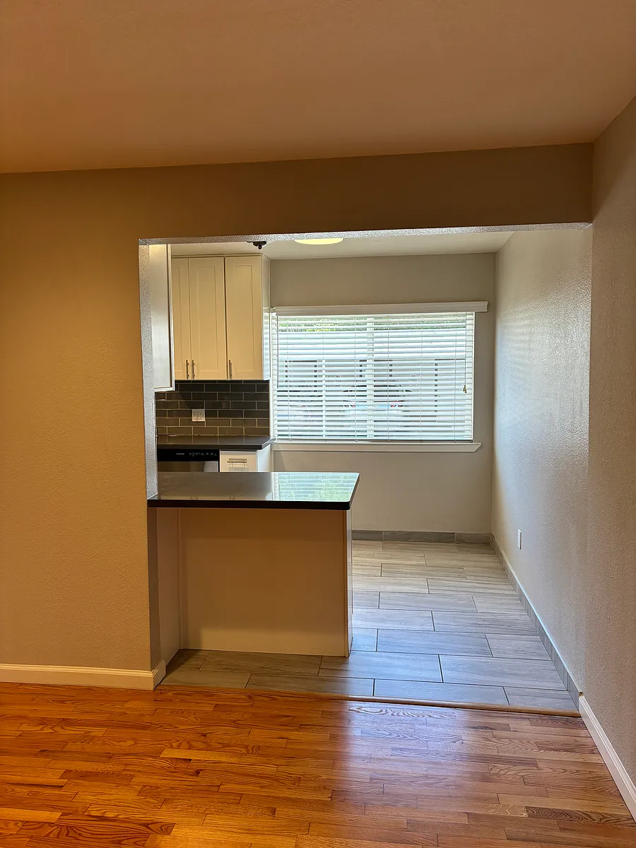 Building Photo - 209 Milbrae Ln #3
