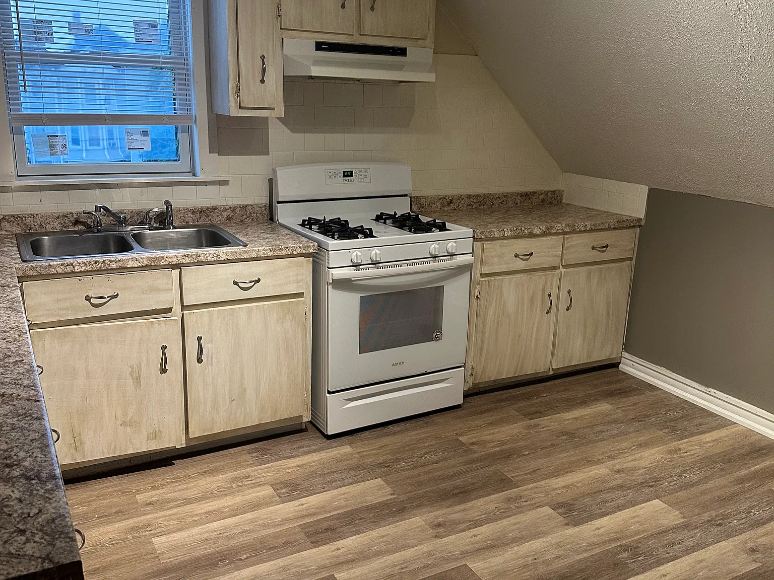 3 bed, 884 sqft, $2,000 — Photo 2