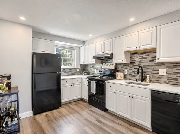 180 Main St APT 6109, Bridgewater, MA 02324