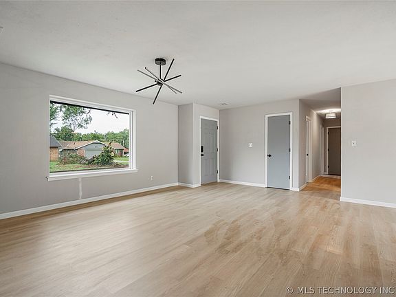 5th image of 906 W 9th Pl S