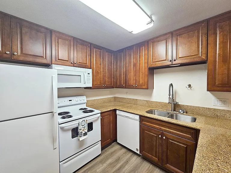 WELCOME TO THE VINE APARTMENTS! — Photo 5