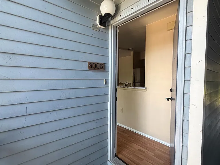 1006 Aspen Dr — Photo 2
