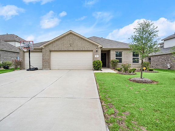 3 CAR GARAGE! LOTS OF STORAGE SPACE AND POSSIBILITIES!