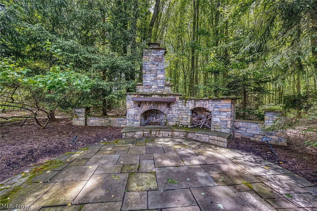 4 bed, 4.5 bath, 5764 sqft, $6,000 — Photo 2