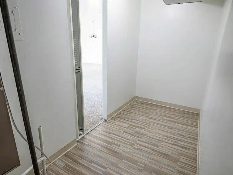 Delaire 31 304 Utility Closet Delaire 31 304 Utility Closet