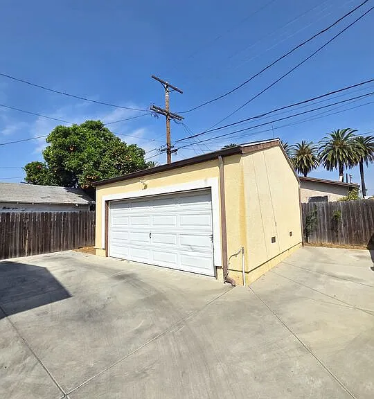 1721 W 39th Pl — Photo 2
