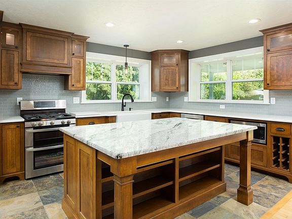 Center island w/granite