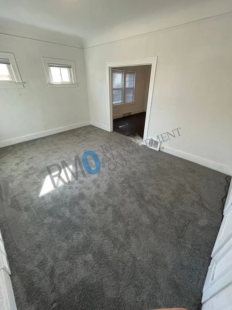 2 Bedroom 1 Bathroom Multi-Family Home in Allen Park- 1st Floor Flat — Photo 4