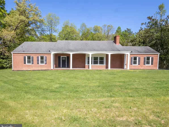 411 Oxford Dr, Fredericksburg, VA 22405