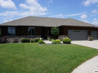 1402 Garnet Ct, Mason City, IA 50401
