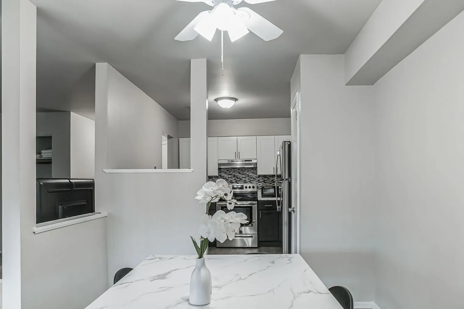 2 bed, 2.0 bath, 990 sqft, $3,193 — Photo 4