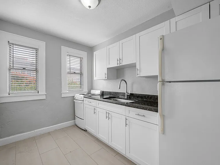 324 Grove St N — Photo 5
